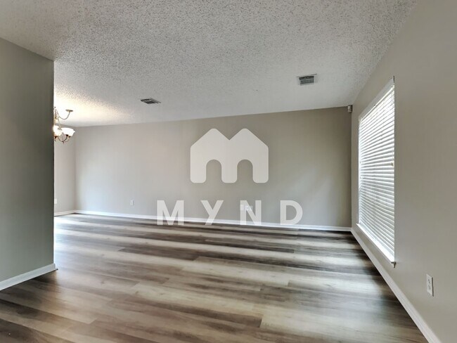 Building Photo - 8807 Village Hills Dr