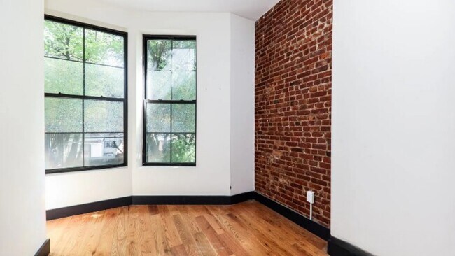 Building Photo - Spacious 4-Bedroom Apartment Perfect for F...