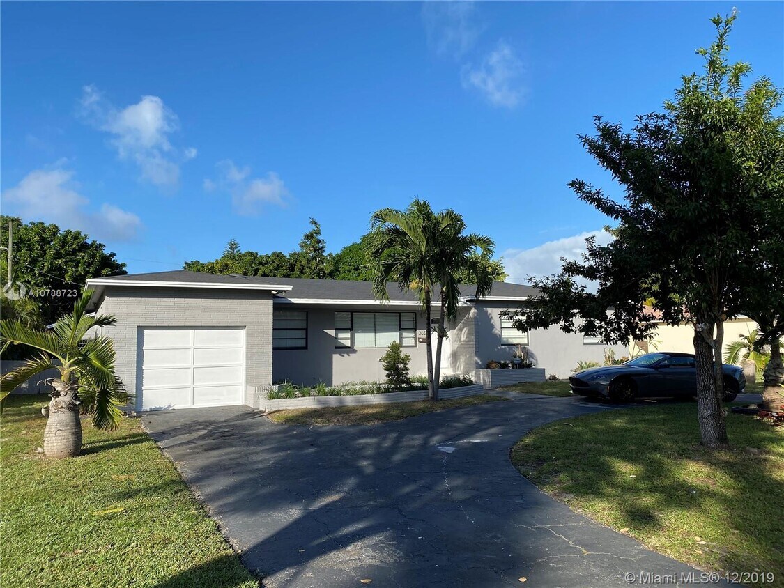 Foto principal - 2651 Monroe St