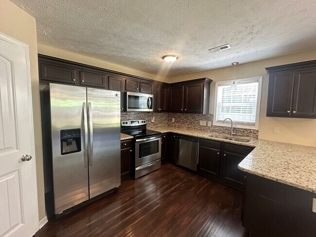 Foto del edificio - Beautiful 3 Bed 2.5 Bath Home with Spacious Fenced Yard