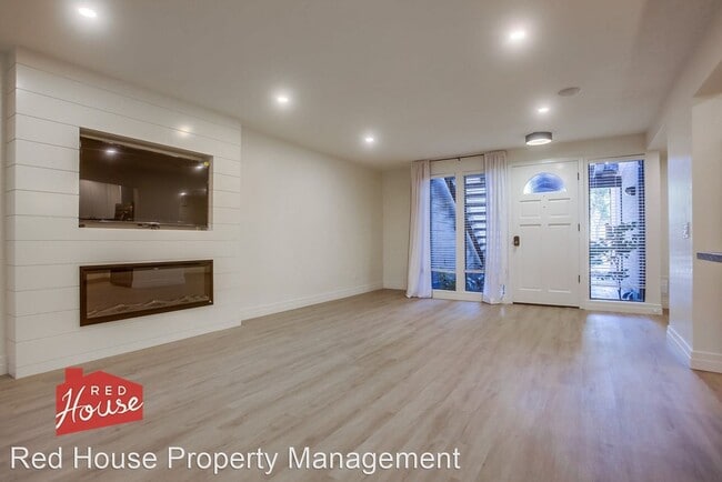 Building Photo - 2 br, 2 bath House - 4009 Canario St. #D