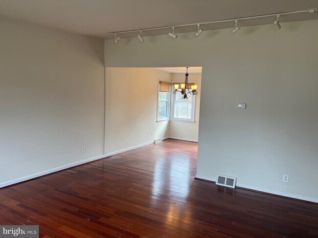 Building Photo - 106 E Valley Creek Rd