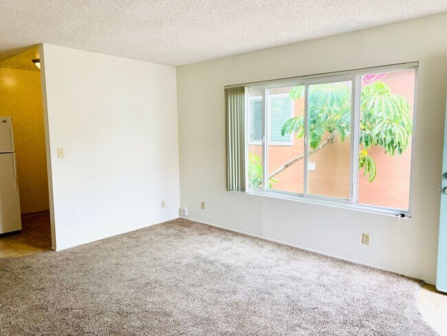 Foto del edificio - Live in Mission Beach Right by the Water! 2BD/1BA Top Floor Apartment w/ Parking! Only $2,895/mo