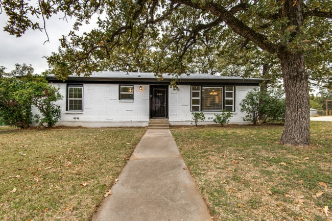 Building Photo - 853 Brown Trail