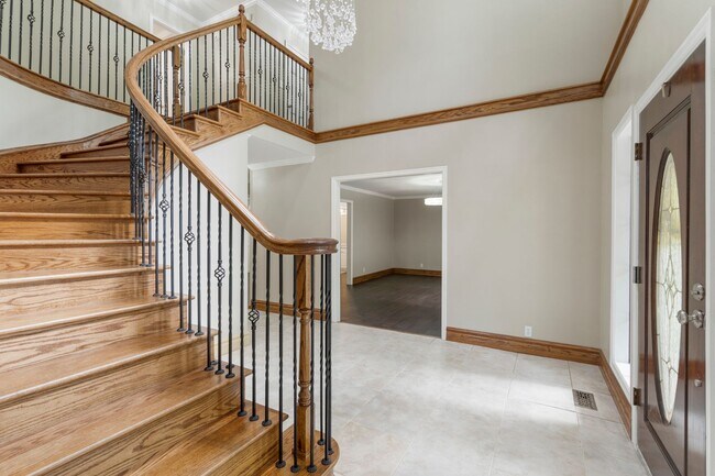 Building Photo - Beautifully Updated Luxury in Silver Chase...