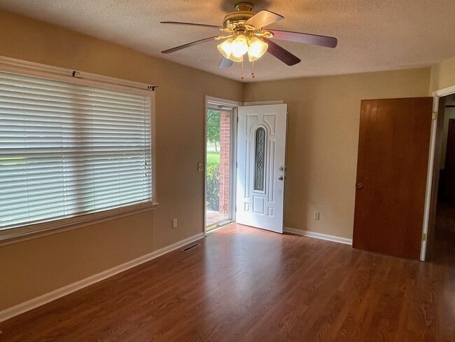 Foto del edificio - 3 BED, 2 BATH BRICK HOME LOCATED IN COUNTR...