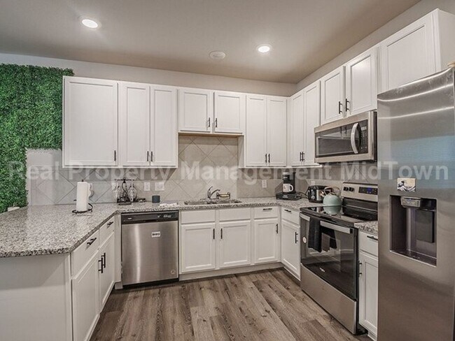 Foto del edificio - Charming spacious 2-story with a 2-car gar...