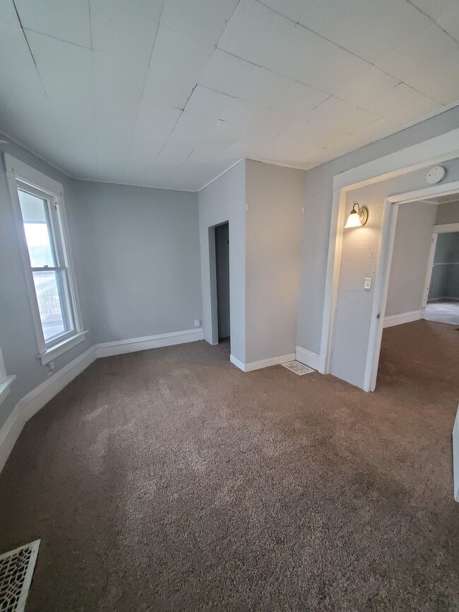 Building Photo - 3 bedroom house in Davenport