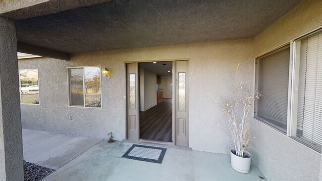 Foto del edificio - Remodeled! LARGE Living Room!
