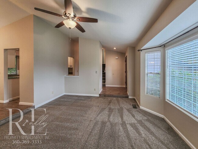 Foto del edificio - Spacious Tri-Level in East Bremerton | Cor...