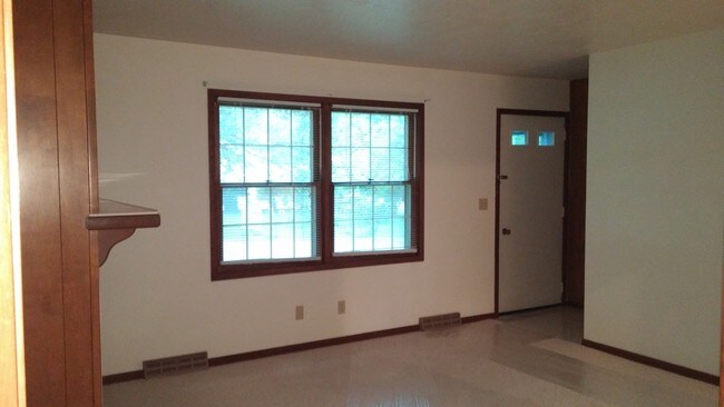 Building Photo - 1306 Brenton Dr