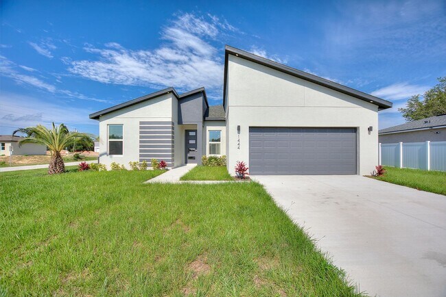 Building Photo - BRAND NEW HOME! Modern, energy efficient h...