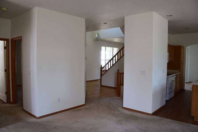 Foto del edificio - Beautiful 5 bedroom home w/ 3 car garage in Littleton