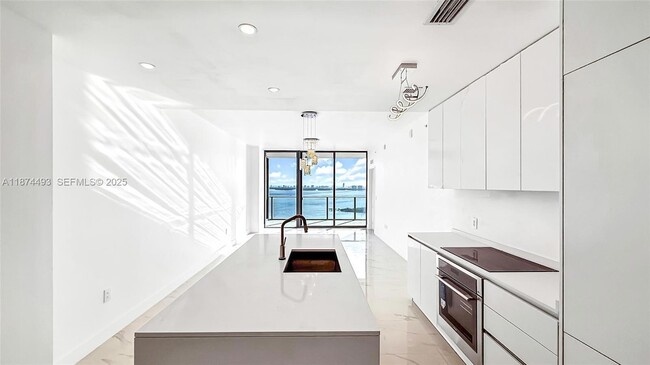 Foto del edificio - 700 NE 24th St