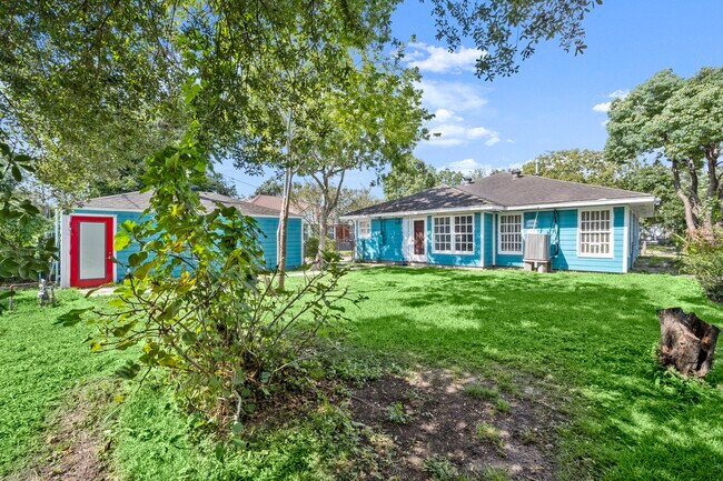 Foto del edificio - 6438 Pinehurst Dr