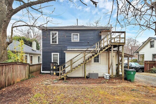 Foto del edificio - Charming 2nd Floor 2BD/1BA Unit on Pecan Ave!