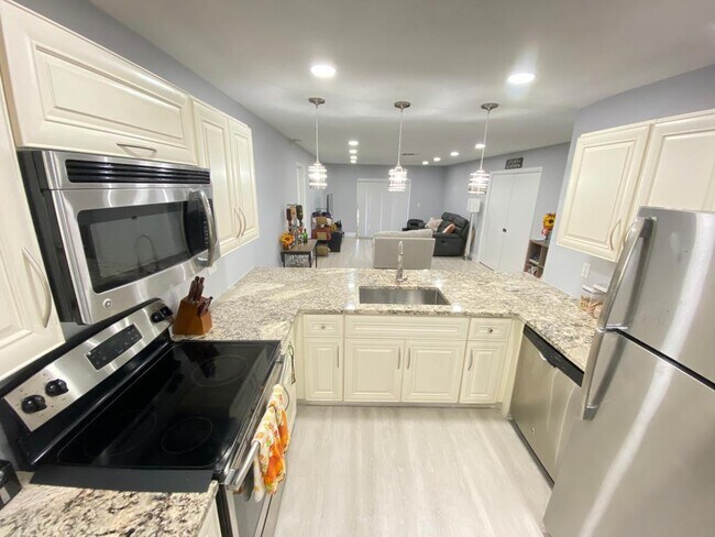 Building Photo - 825 Lantern Tree Ln