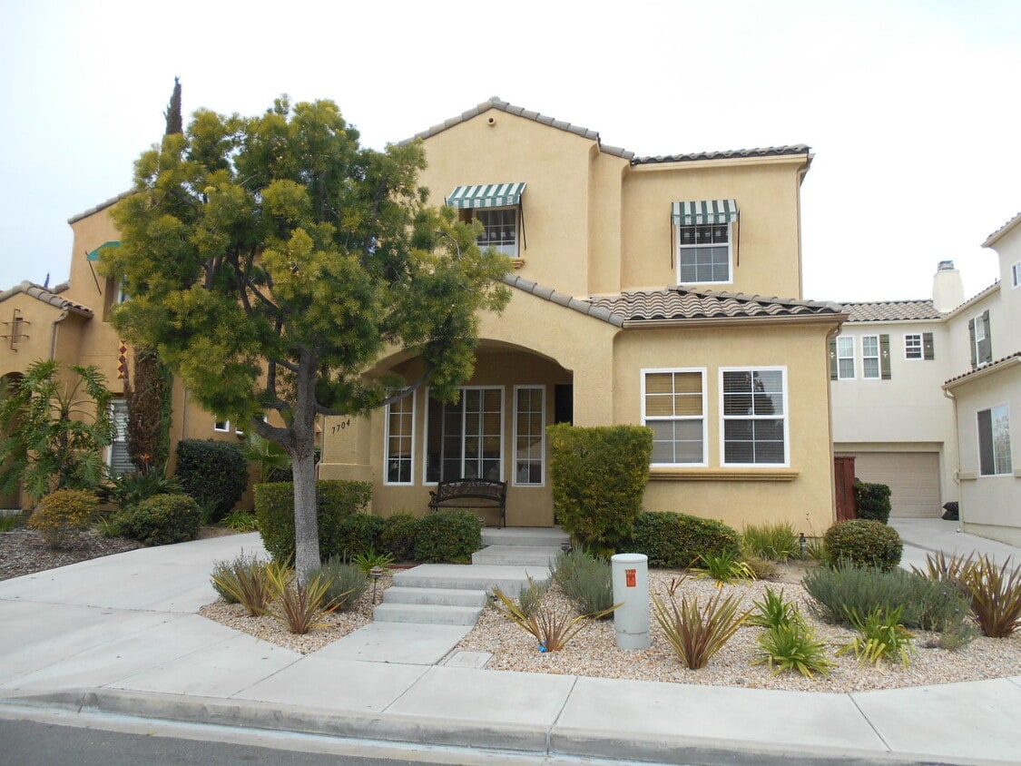 Foto principal - Stunning 3BR+Den Tuscan Villa in Torrey Del Mar - Your Dream Home Awaits - More Photos Coming Soon!