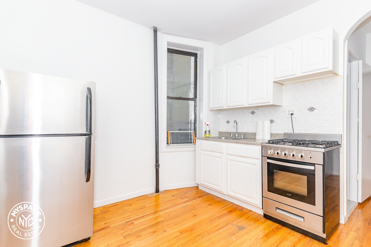Primary Photo - 322 Rodney St