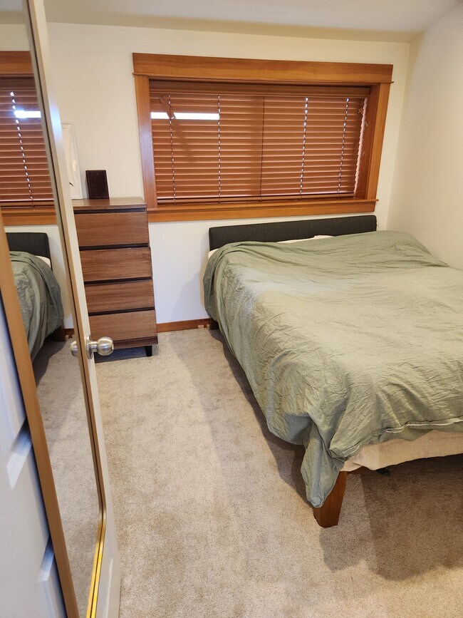 Habitación del tercer piso - 9047 17th Ave SW