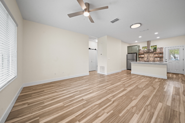 Building Photo - 208 N Cherry St