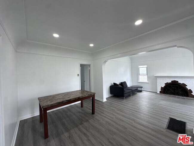 Foto del edificio - 1116 W 64th St