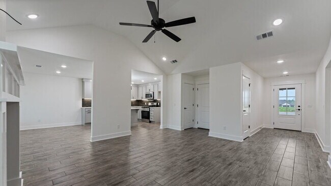Building Photo - "Enchanting Farmington Getaway: 3-Bedroom ...