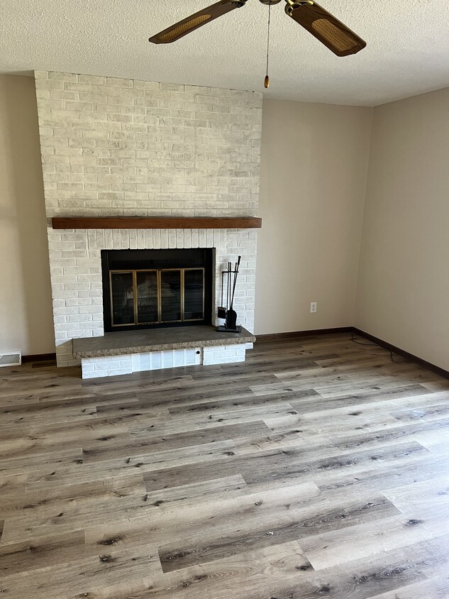 Family room - 1070 County Rd N