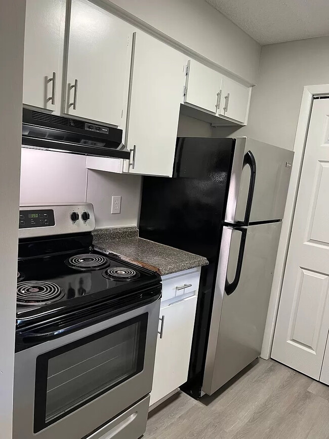 Building Photo - Room in Condo on Sharon Chase Dr