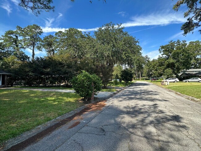 Building Photo - Charming Isle of Hope Three Bedroom Single...