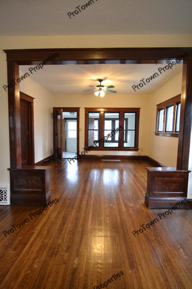 Building Photo - 407 S Raynor Ave