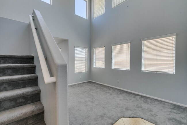 Foto del edificio - Bright & Spacious Home with Open Layout and Prime Location