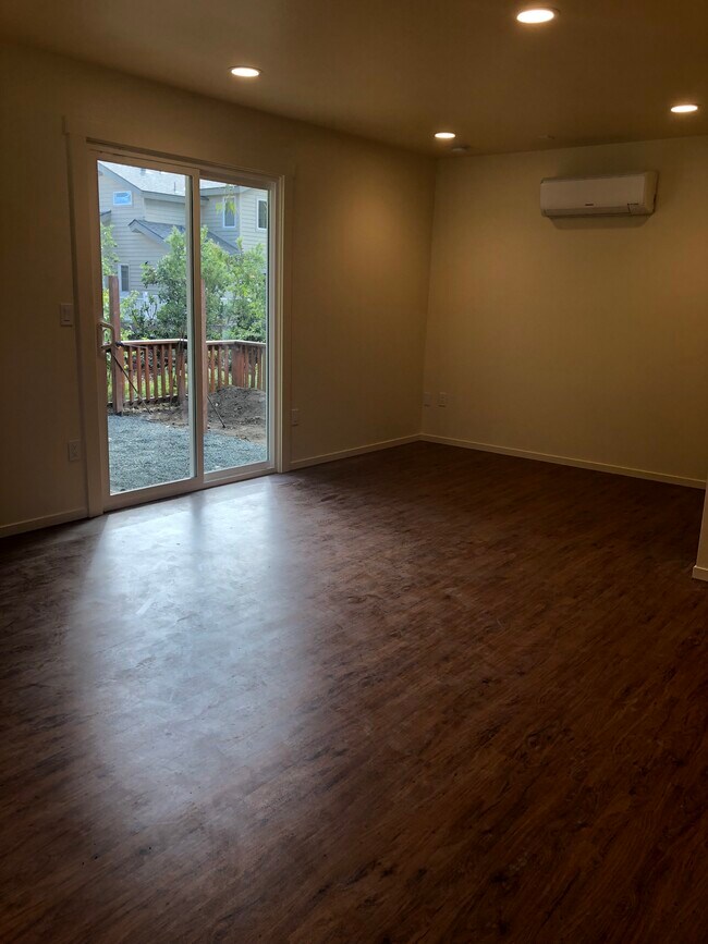 Mucha luz natural. Calefacción y aire acondicionado. - 2362 Meadow st