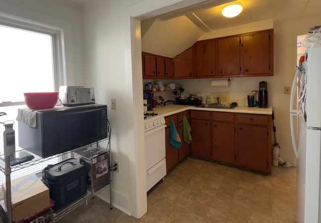 Looking from the entryway into the kitchen. - 25 Monroe St