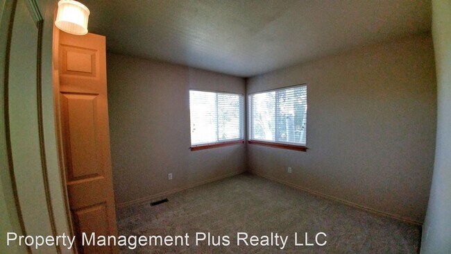 Building Photo - 3 br, 2.5 bath House - 1000 Chestnut Drive
