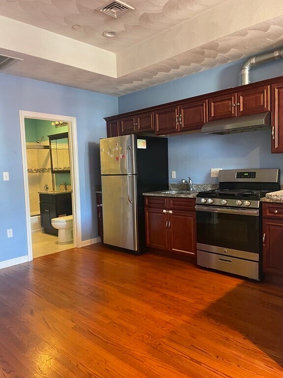 Building Photo - 35 Cherry St