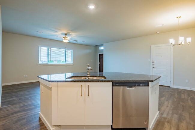 Building Photo - AVAILABLE NOW! GORGEOUS 4 BEDROOM DUPLEX L...