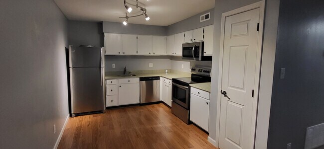 Building Photo - 701 Ridgeside Dr