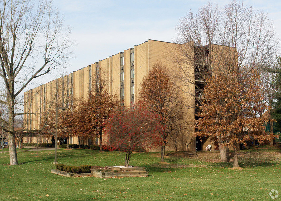 Primary Photo - Pleasantview Towers