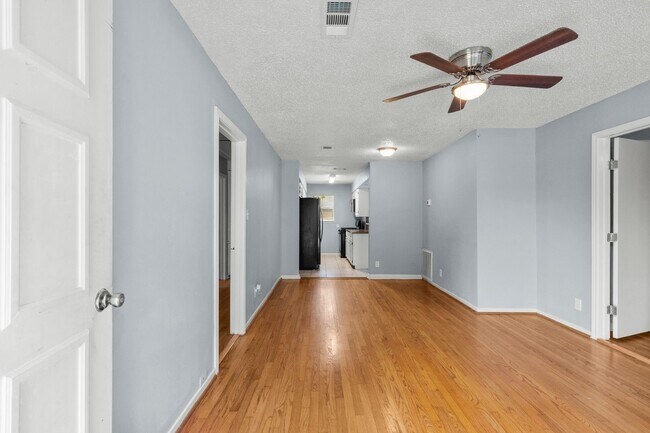 Foto del edificio - 7405 Carver Ave