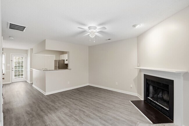 Foto del edificio - Oakhurst Living at Its Finest (Fresh Paint - New Carpet)