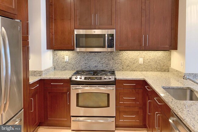 Foto del edificio - 8220 Crestwood Heights Dr