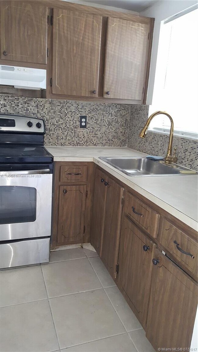 Foto del edificio - 8500 Sunrise Lakes Blvd