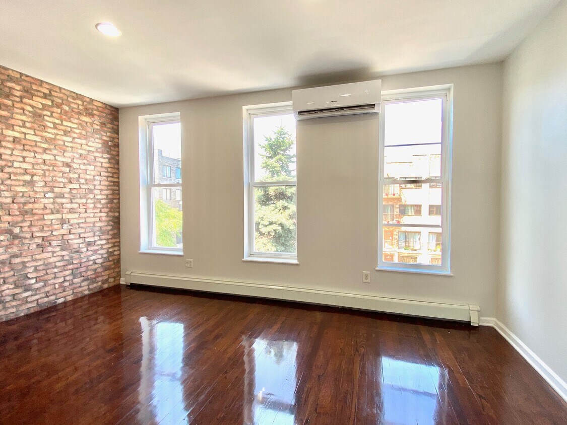 Living - 1600 Bergen St