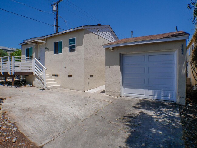 Building Photo - Remodeled single family home with washer/d...