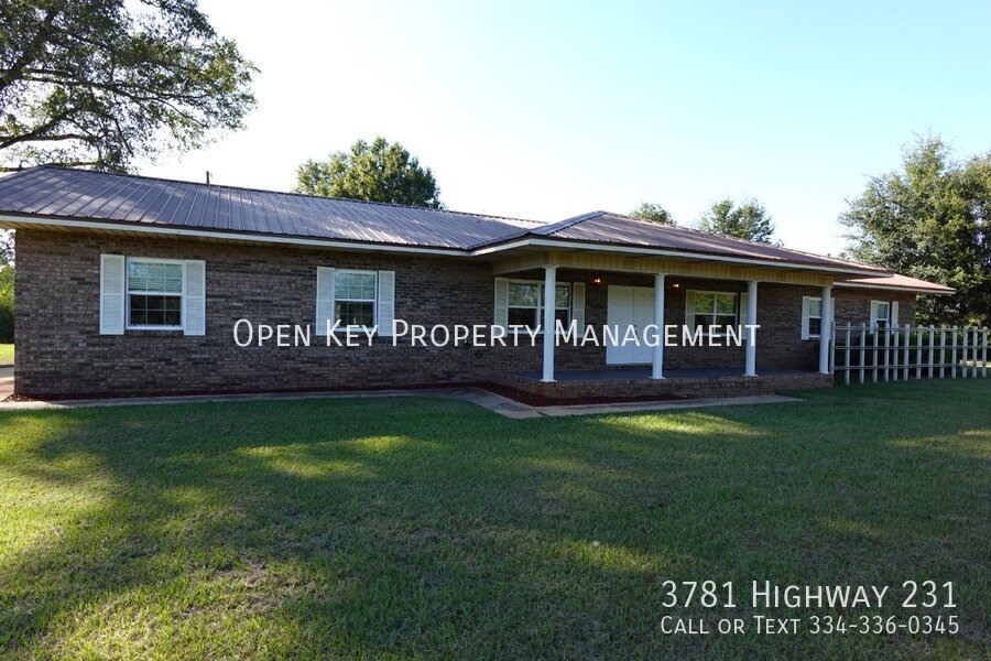 Foto principal - Stunningly updated 3-bedroom 3-bath ideal ...