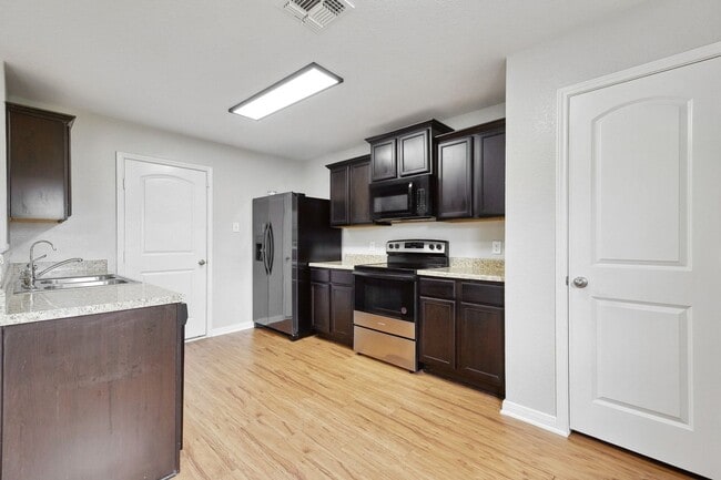 Building Photo - Charming 3BR 2.5Bath Home for Rent