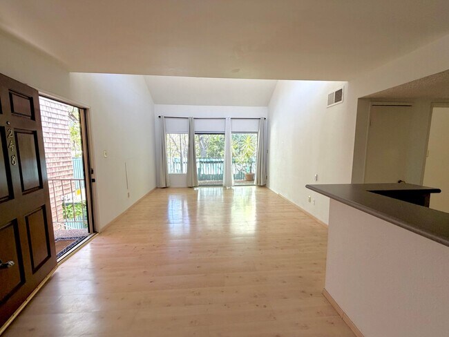 Foto del edificio - Bright & Updated 2bed 1 bath Tarzana Condo in Gated Community!