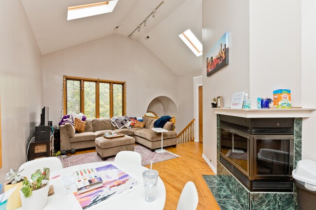 Foto del edificio - 1510 N Elk Grove Ave