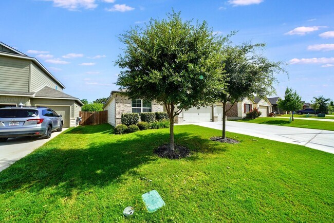 Foto del edificio - Stunning Home with 3-Car Garage in New Bra...